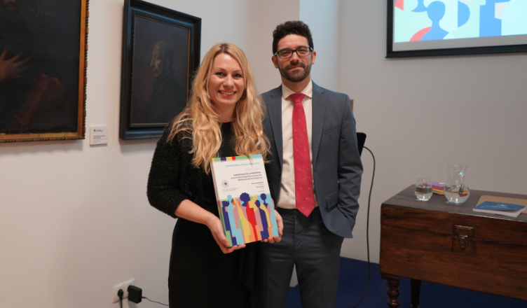 Una tesis de la Universidad Loyola recupera las narrativas de los barrios periféricos andaluces desde una mirada etnográfica